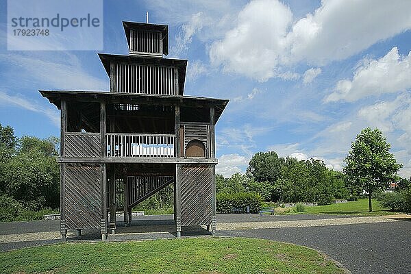 Torturm mit Holzkonstruktion im Burgpark  Regionalpark  RheinMain  Gustavsburg  Hessen  Deutschland  Europa