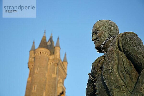 Denkmal an Wilhelm I. 1533-1584  Prinz  Graf von Oranien und Nassau  Der Schweiger  Statue  Persönlichkeit  nassauisch und unscharfe Wilhelmsturm als Wahrzeichen  Schlossberg  Dillenburg  Hessen  Deutschland  Europa