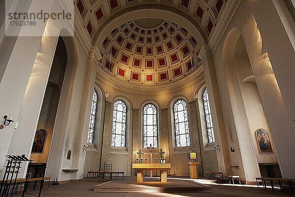 Innenansicht von klassizistischer St. Georg Kirche mit Altarraum und Kuppel in Bensheim  Hessen  Deutschland  Europa