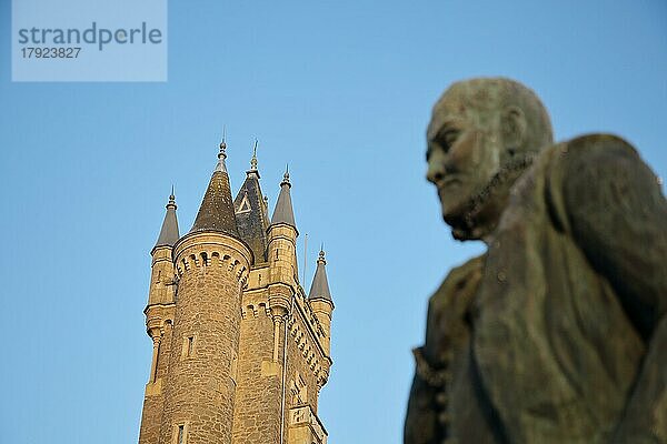 Wilhelmsturm als Wahrzeichen und unscharfe Denkmal an Wilhelm I. 1533-1584  Prinz  Graf von Oranien und Nassau  Der Schweiger  Statue  Persönlichkeit  nassauisch  unscharf  Schlossberg  Dillenburg  Hessen  Deutschland  Europa