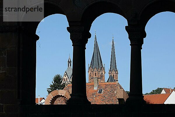 Blick durch Fenster der Kaiserpfalz auf Marienkirche  Silhouette  Kirchtürme  Türme  Stadtbild  Gelnhausen  Hessen  Deutschland  Europa