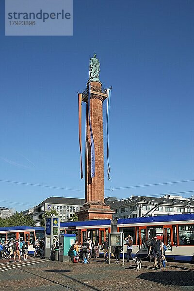 Luisenplatz mit Ludwigsmonument mit Straßenbahn Haltestelle  Obelisk  Säule  Denkmal  Menschengruppe  Darmstadt  Bergstraße  Hessen  Deutschland  Europa