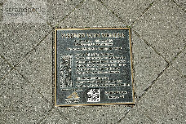 Gedenkplatte am Boden zu Werner von Siemens  Historik  historisch  Denkmal  Text  QR-Code  Mannheim  Hessen  Deutschland  Europa