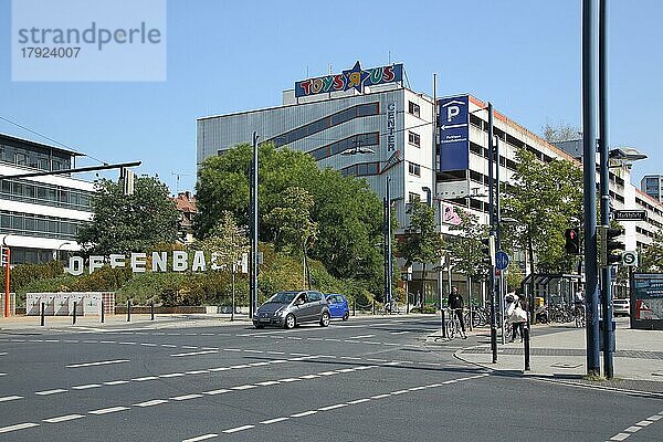 Marktplatz mit Inschrift und Parkhaus  Werbung  Toys R Us  Logo  Main  Offenbach  Hessen  Deutschland  Europa