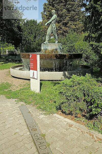 Arbeiter Denkmal am 50 Grad Breitengrad  nördliche  Breite  Zahl  50  Markierung  Rüsselsheim  Hessen  Deutschland  Europa