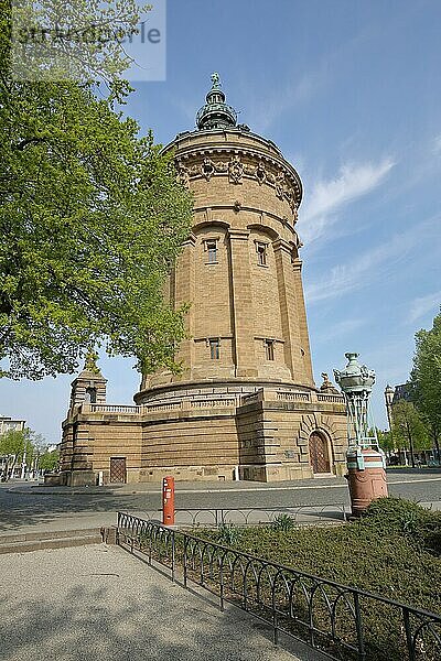 Wasserturm erbaut 1889 und Wahrzeichen  Friedrichplatz  Mannheim  Hessen  Deutschland  Europa