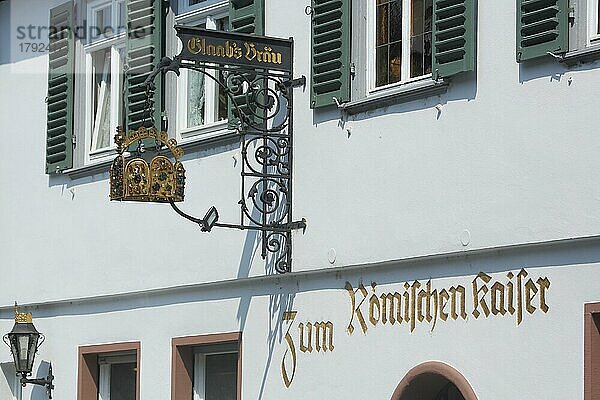 Nasenschild mit Krone vom Restaurant Zum römischen Kaiser  Brauerei  Glaabsbräu  Inschrift  Seligenstadt  Main  Hessen  Deutschland  Europa