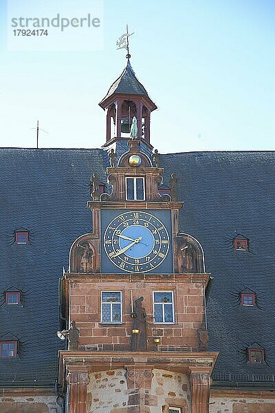 Giebel mit astronomischen Uhr und Justitia vom gotischen Rathaus  Turmhelm  Marktplatz  Marburg  Hessen  Deutschland  Europa