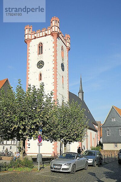 Historischer Wehrturm vor der St. Johann Baptist Kirche  Kardinal Volk Platz  Steinheim  Hanau  Hessen  Deutschland  Europa