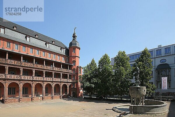 Rotes Isenburger Schloss im Renaissance Stil und Ludo Mayer Brunnen  Eckturm  Arkade  Main  Offenbach  Hessen  Deutschland  Europa