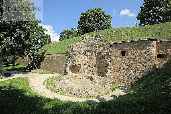 Reste von der historischen Festung  Steinmauer  Rüsselsheim  Hessen  Deutschland  Europa