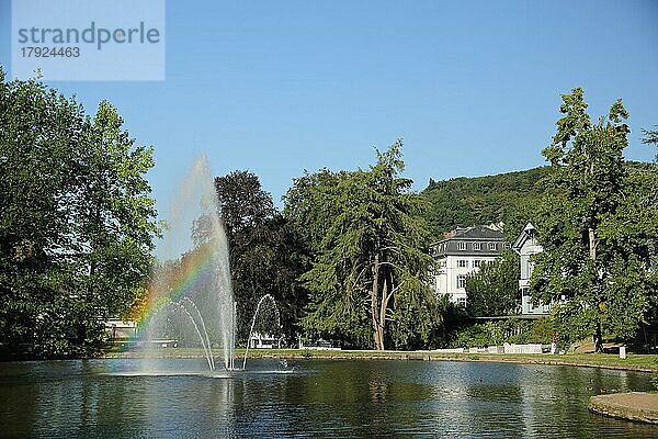 Teich und Springbrunnen mit Wasserfontäne und Regenbogen  Wasserspiele  Kurpark  Bad Schwalbach  Taunus  Hessen  Deutschland  Europa