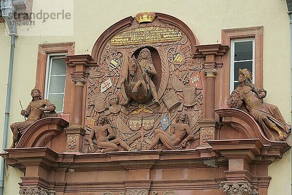 Figuren und Verzierungen mit Wappen  Reiterfigur am Schloss  Landgraf  Bad Homburg  Taunus  Hessen  Deutschland  Europa