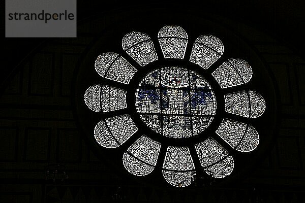Rosette mit Christus als Kirchenfenster in der Erlöserkirche  Kunsthandwerk  Glasmalerei  Innenansicht  Silhouette  Taunus  Hessen  Deutschland  Europa
