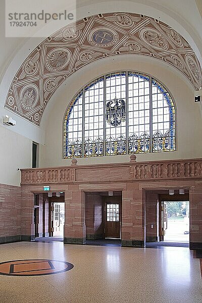 Foyer vom Bahnhof im Neorenaissance  Innenansicht  Glasfenster  Reichsadler  Bad Homburg  Taunus  Hessen  Deutschland  Europa