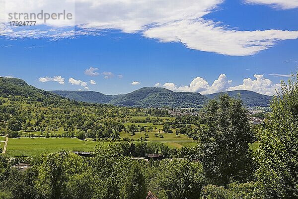 Arbachtal bei Pfullingen  Berge  Himmel  Wolken  grüne Wiesen  Bäume  Landschaft  Ausblick auf Albtrauf von Eningen unter Achalm  Baden-Württemberg  Deutschland  Europa