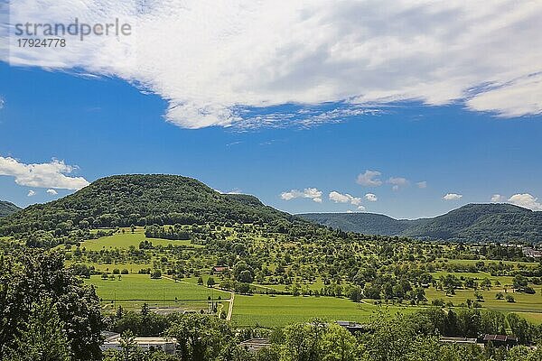 Arbachtal bei Pfullingen  Berge  Himmel  Wolken  grüne Wiesen  Bäume  Landschaft  Ausblick auf Albtrauf von Eningen unter Achalm  Baden-Württemberg  Deutschland  Europa