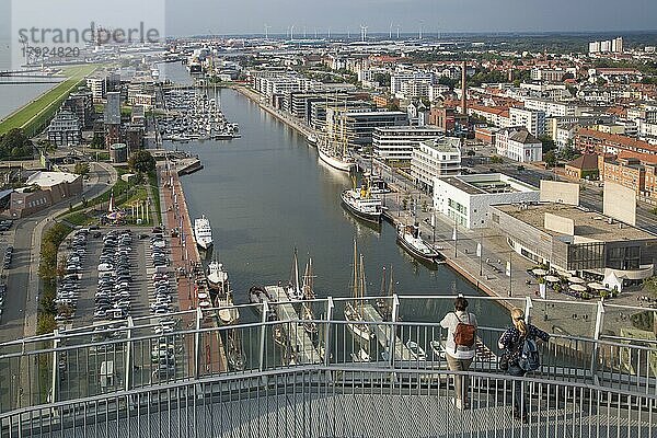 Blick von der 86 Meter hohen Aussichtsplattform des Atlantic Hotel Sail City auf den neuen Hafen (Havenwelten) und hinten den Überseehafen  Bremerhaven  Deutschland  Europa