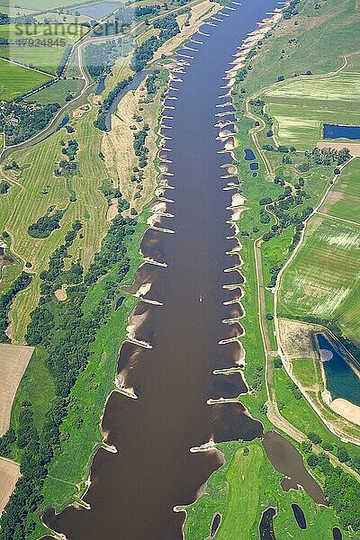 Luftbild der Elbe südlich Havelberg  Fluss  Buhnen  Deich  Hochwasserschutz  Sachsen- Anhalt  Deutschland  Europa