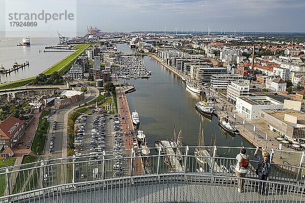 Blick von der 86 Meter hohen Aussichtsplattform des Atlantic Hotel Sail City auf den neuen Hafen (Havenwelten) und hinten den Überseehafen  Bremerhaven  Deutschland  Europa