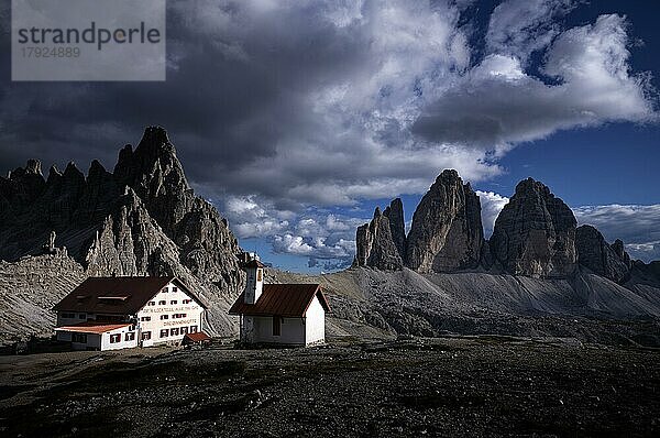 Gewitterstimmung  Blick auf Dreizinnenhütte  Kapelle  Paternkofel  Drei Zinnen  Südtirol  Trentino  Sextener Dolomiten  Italien  Europa