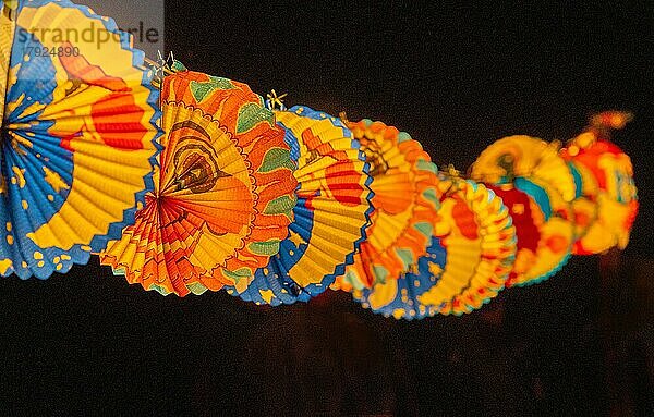 Laternen bei einem Laternenumzug auf einer Leine befestigt  Papier  Brauch  Mond  Sterne  Himmel  Licht  Hamburg  Nettelnburg  Bergedorf  Deutschland  Europa