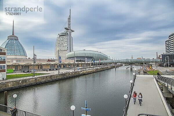 Blick von der Aussichtsplattform Columbusbrücke auf Klimahaus und Atlantic Hotel Sail City  Bremerhaven  Deutschland  Europa