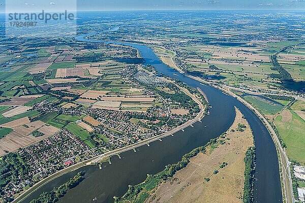 Luftbild der Elbe bei Geesthacht  Zusammenfluss von Schleusenkanal und der Elbe  Fluss  Deich  Verkehrsweg  Wasser  Tiede  Horizont  Schleswig-Holstein  Niedersachsen  Hamburg  Deutschland  Europa