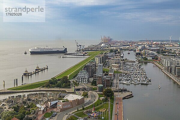 Blick von der 86 Meter hohen Aussichtsplattform des Atlantic Hotel Sail City auf den Überseehafen  Bremerhaven  Deutschland  Europa