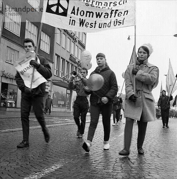 Der Ostermarsch 1964 geleitet von der Kampagne fuer Abrüstung  hier am 29. 3. 1964 in Bremen  war geleitet von der Forderung nach Abruestung der Atomwaffen in West und Ost  Deutschland  Europa