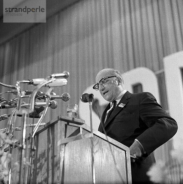 Der Parteitag der SPD vom 1. -5-6. 1966 in der Dortmund Westfalenhalle. Heinz Kühn am Rednerp  Deutschland  Europa