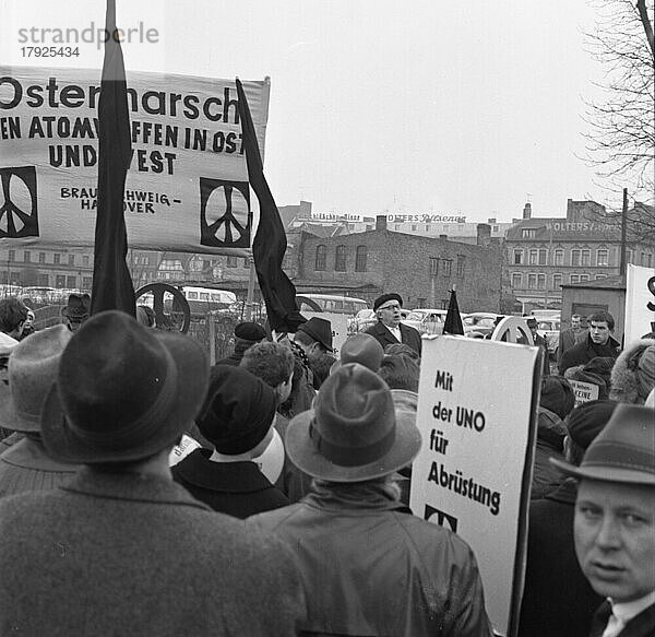 Der Ostermarsch 1964 geleitet von der Kampagne fuer Abrüstung  hier am 29. 3. 1964 in Bremen  war geleitet von der Forderung nach Abruestung der Atomwaffen in West und Ost  Deutschland  Europa