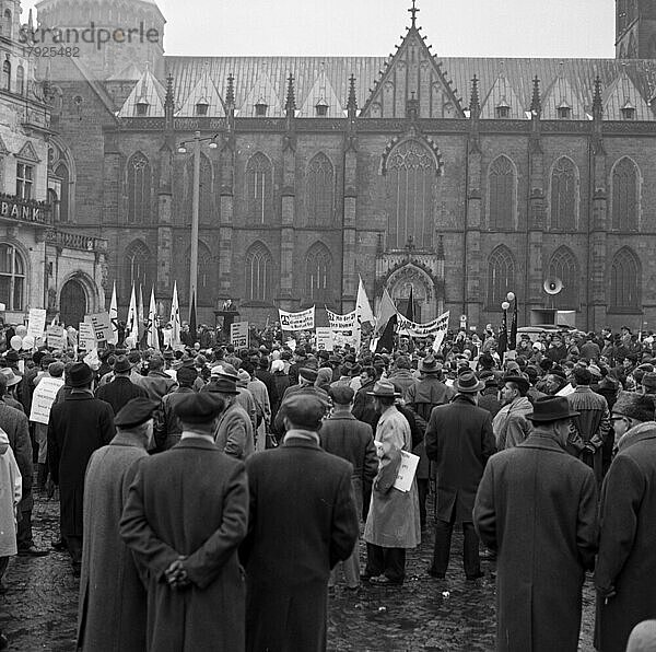 Der Ostermarsch 1964 geleitet von der Kampagne fuer Abrüstung  hier am 29. 3. 1964 in Bremen  war geleitet von der Forderung nach Abruestung der Atomwaffen in West und Ost  Deutschland  Europa