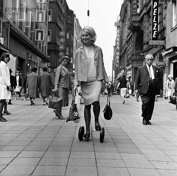Einkaufen am Westenhellweg und Freizeit im Dortmunder Freibad mit Twisty  hier im Jahre 1966 in Dortmund  ein Mittel zur Fortbewegung fand ein aufmerksames Publikum jedoch keine Zukunft und verschwand. Auf dem Westenhellweg  Deutschland  Europa