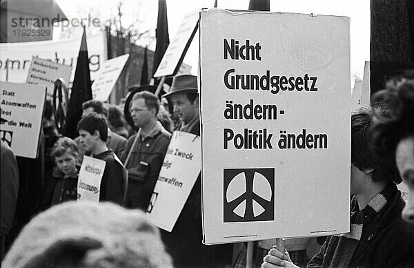 Der Ostermarsch 1964 geleitet von der Kampagne fuer Abrüstung  hier am 29. 3. 1964 in Bremen  war geleitet von der Forderung nach Abruestung der Atomwaffen in West und Ost  Deutschland  Europa