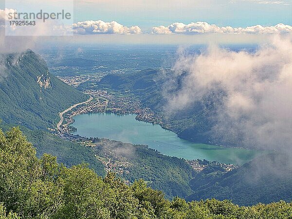 Ausblick vom Sighignola  dem Balkon Italiens  einem Berg in den Luganer Voralpen. auf den Luganersee. Sighignola  Lanzo d?Intelvi  Tessin  Lombardei  Italien  Europa