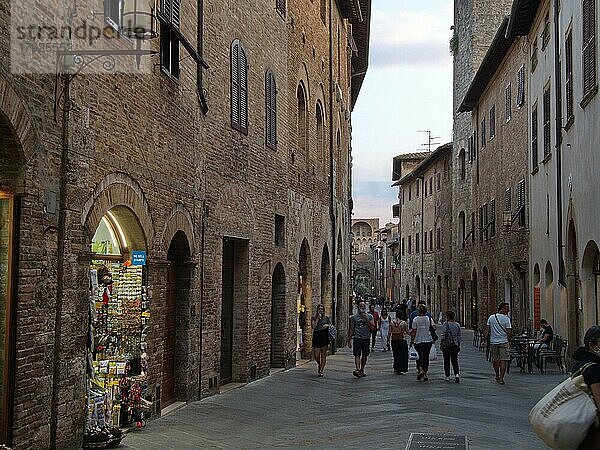 San Gimignano ist eine italienische Kleinstadt in der Toskana mit einem mittelalterlichen Stadtkern. San Gimignano wird auch Mittelalterliches Manhattan? oder die Stadt der Türme? genannt. Die Stadt liegt in der Provinz Siena. San Giminano  Toskana  Italien  Europa