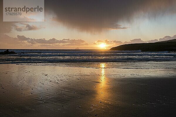 Regen im Abendlicht der Sonne mit Blick auf die Skelligs  Skellig Inseln  St. Finans Bay  Ring of Kerry  Ring of Skellig  Irland  Europa