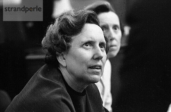 Fuer eine filmreife Inszenierung sorgten vier Rebbert-Schwestern vor dem Landgericht Dortmund 1967. Sie hatten jahrelang wie Millionaerinnen Banken und geschäftleute geprellt mit Pomp auf Pump. Fuer die Fahndung nach ihnen mußte sich der Staatsanwalt Fotos eines Spiegelfotografen ausleihen