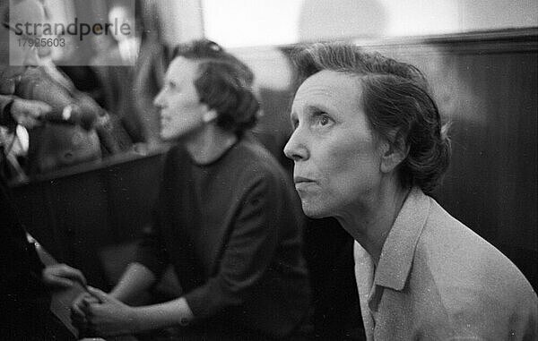Fuer eine filmreife Inszenierung sorgten vier Rebbert-Schwestern vor dem Landgericht Dortmund 1967. Sie hatten jahrelang wie Millionaerinnen Banken und geschäftleute geprellt mit Pomp auf Pump. Fuer die Fahndung nach ihnen mußte sich der Staatsanwalt Fotos eines Spiegelfotografen ausleihen