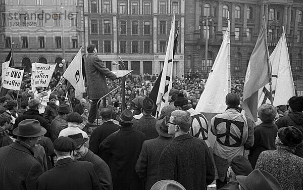 Der Ostermarsch 1964 geleitet von der Kampagne fuer Abrüstung  hier am 29. 3. 1964 in Bremen  war geleitet von der Forderung nach Abruestung der Atomwaffen in West und Ost  Deutschland  Europa