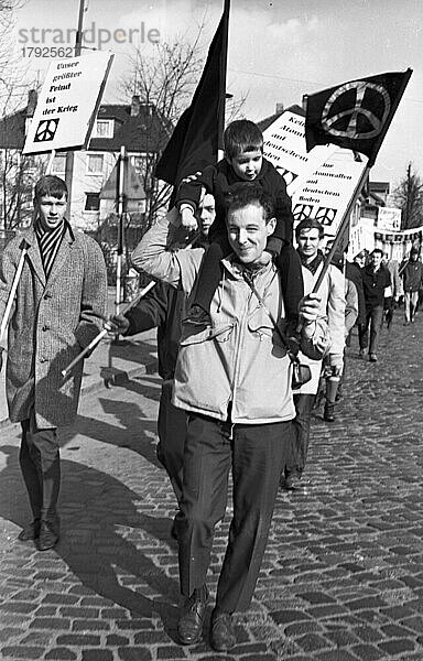 Der Ostermarsch 1964 geleitet von der Kampagne fuer Abrüstung  hier am 29. 3. 1964 in Bremen  war geleitet von der Forderung nach Abruestung der Atomwaffen in West und Ost  Deutschland  Europa