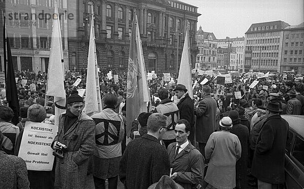 Der Ostermarsch 1964 geleitet von der Kampagne fuer Abrüstung  hier am 29. 3. 1964 in Bremen  war geleitet von der Forderung nach Abruestung der Atomwaffen in West und Ost  Deutschland  Europa