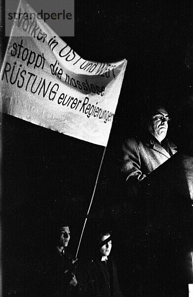 Der Ostermarsch 1964 geleitet von der Kampagne fuer Abrüstung  hier am 29. 3. 1964 in Bremen  war geleitet von der Forderung nach Abruestung der Atomwaffen in West und Ost  Deutschland  Europa