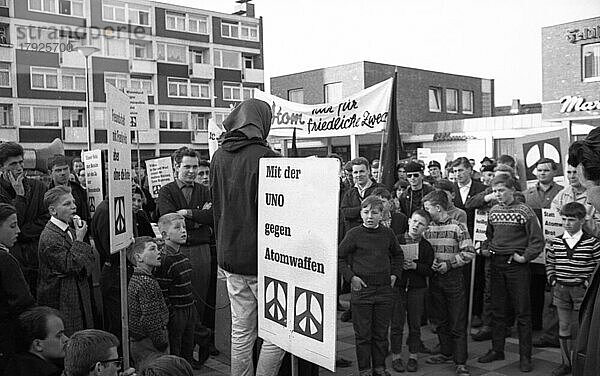 Der Ostermarsch 1964 geleitet von der Kampagne fuer Abrüstung  hier am 29. 3. 1964 in Bremen  war geleitet von der Forderung nach Abruestung der Atomwaffen in West und Ost  Deutschland  Europa