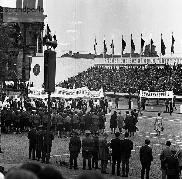 DDR  Deutsche Demokratische Republik  Berlin (Ost) : Das Deutschlandtreffen der Freien Deutschen Jugend (FDJ) der DDR mit gesamtdeutscher Beteiligung am 16. 5. 1964 in Ost-Berlin