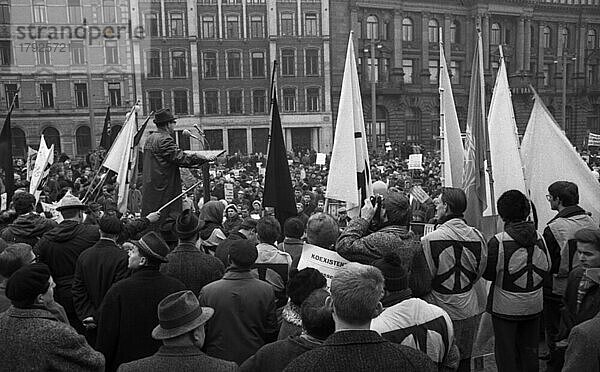 Der Ostermarsch 1964 geleitet von der Kampagne fuer Abrüstung  hier am 29. 3. 1964 in Bremen  war geleitet von der Forderung nach Abruestung der Atomwaffen in West und Ost  Deutschland  Europa