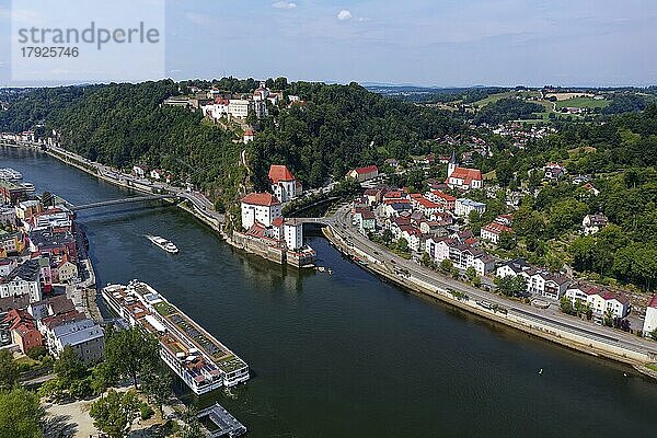 Links Passau Altstadt  Donau mit Marienbrücke  Mitte oben Veste Oberhaus  darunter Veste Niederhaus  Ilz  Ilzmündung  recht Ilzstadt  Luftaufnahme  Dreiflüssestadt Passau  kreisfreie Universitätsstadt  Regierungsbezirk Niederbayern  Ostbayern  Bayern  Deutschland  Europa