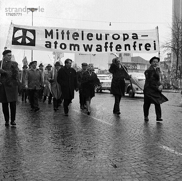 Der Ostermarsch 1964 geleitet von der Kampagne fuer Abrüstung  hier am 29. 3. 1964 in Bremen  war geleitet von der Forderung nach Abruestung der Atomwaffen in West und Ost  Deutschland  Europa