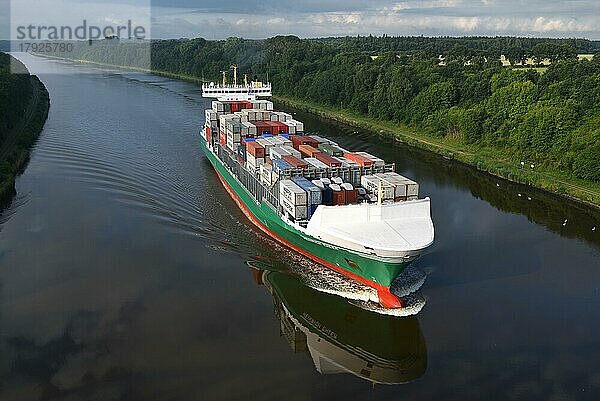 Containerschiff Heinrich Ehler im Nord-Ostsee-Kanal  Schleswig-Holstein  Deutschland  Europa